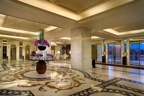 Stay in Wuhan Nearly railway station