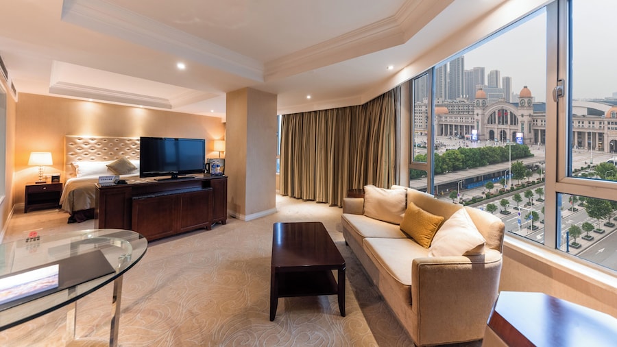 Stay in Wuhan Nearly railway station