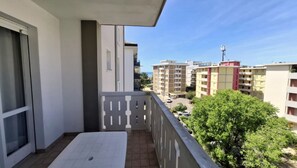 Departamento, 2 habitaciones, balcón, vista a la ciudad | Balcón