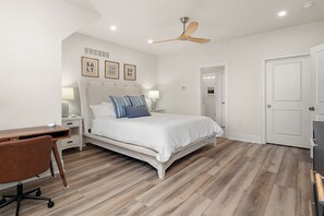 3 Schlafzimmer, Schreibtisch, Bügeleisen/Bügelbrett, Reisekinderbett