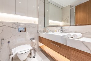Douche, sèche-cheveux, serviettes fournies, savon