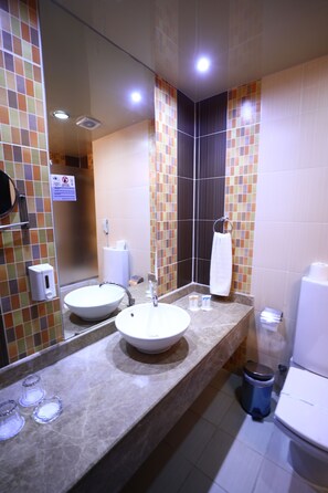 Hárblásari, handklæði, sápa, sjampó