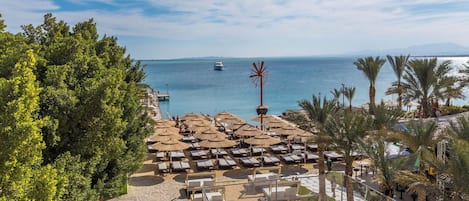 Sulla spiaggia, cabine da spiaggia gratuite, 3 bar sulla spiaggia