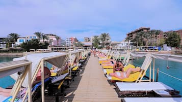 En la playa, camas de playa gratuitas y 3 bares en la playa