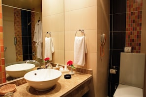 Standard Double Room | Bathroom | Hair dryer, towels, soap, shampoo