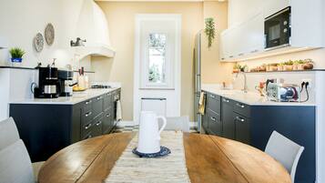 KĂŒhlschrank, Mikrowelle, Ofen, GeschirrspĂŒler