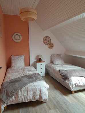 BĂŒgeleisen/BĂŒgelbrett, Reisekinderbett, kostenloses WLAN, BettwĂ€sche