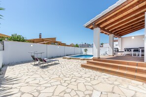 Villa | Outdoor dining - Villa in Empuriabrava With Private Pool (Castello d'Empuries)