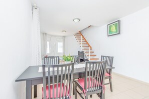 Villa | Dining - Villa in Empuriabrava With Private Pool (Castello d'Empuries)