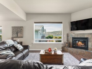 Smart TV, fireplace