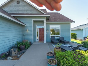 Terrace/patio - Stay Longer, Live Better-4 bedroom Lake Access with Shared Dock in Manon/Chelan (Manson)