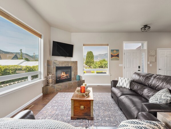 Smart TV, fireplace - Stay Longer, Live Better-4 bedroom Lake Access with Shared Dock in Manon/Chelan (Manson)