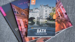 Ein Stapel Reiseführer mit dem Titel 'Rough Guide Staycations', wobei 'Bath' hervorgehoben ist.