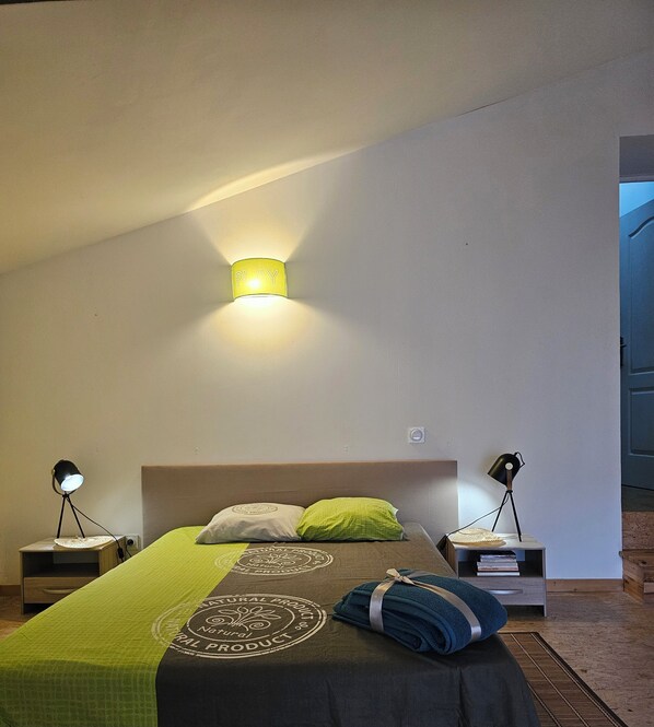 1 chambre, fer et planche à repasser, literie fournie