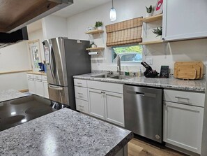 Geladeira, micro-ondas, fogão, cooktop