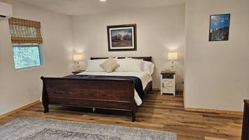 3 slaapkamers, een strijkplank/strijkijzer, wifi, beddengoed