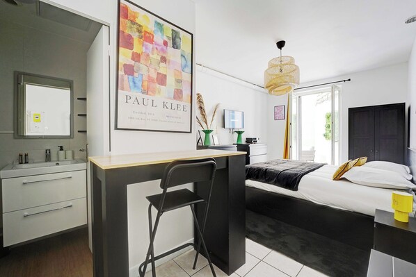 Apartment | 1 bedroom, laptop workspace, iron/ironing board, bed sheets