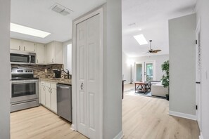 Fridge, microwave, oven, stovetop - Pet-Friendly Rental, Pool Table, 7 Min to Mayo Clinic! (Jacksonville)