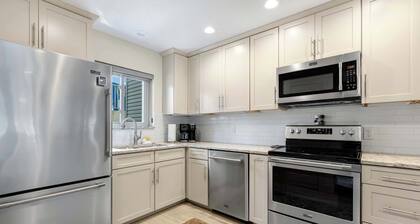 Carefree Tranquility at the Lake Waterfront Stay for 4 With Resort Amenities
