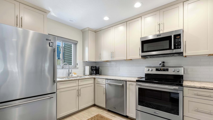 Carefree Tranquility at the Lake Waterfront Stay for 4 With Resort Amenities