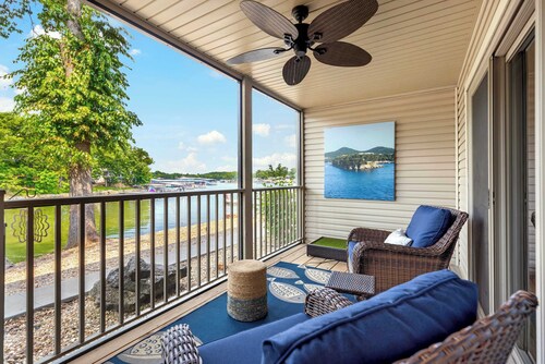Carefree Tranquility at the Lake Waterfront Stay for 4 With Resort Amenities