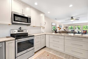 Refrigerador, microondas, horno, placa de cocina