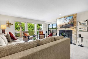 公寓式客房, 多张床, 露台 (Carefree Tranquility) | 起居区 | 42-英寸纯平电视 （配备数码频道）、壁炉