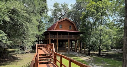 Cozy Log Cabin Retreat on the Santa Fe River – Nature, Kayaking & Relaxation!