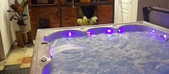 Lovers' Weekend with Jacuzzi. In the heart of the Cotentin region in Manche.