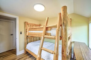 4 bedrooms, iron/ironing board, WiFi, bed sheets