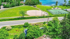 Un parco con un campo da baseball, campi da tennis e un sentiero pedonale lungo una strada.