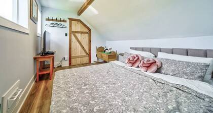 Cottage for Up to 10 Guests on Muskoka Rd Inc Spacious Yard, Steps from the Park