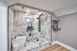 Een douche, een haardroger, handdoeken, zeep