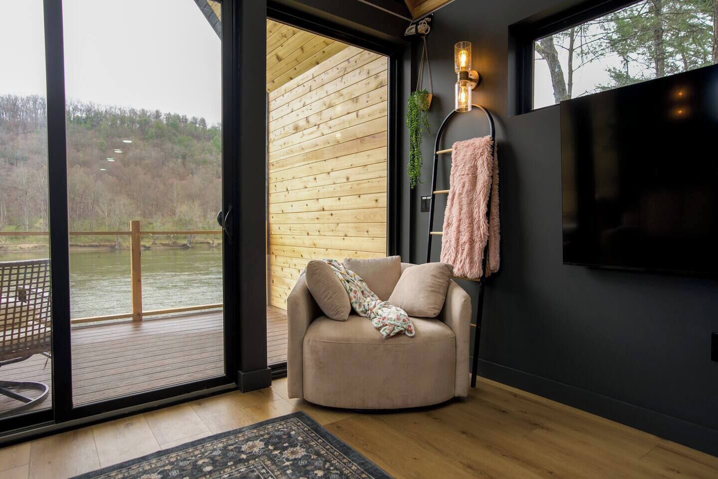 智能电视、书、电脑显示器