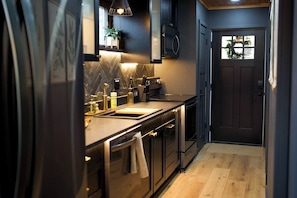 Frigorífic, microones, forn i placa de cuina