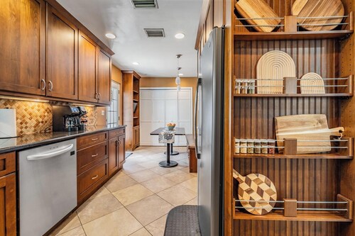 Heated pool, arcade, 6 TVs, 4-bedroom house with AC, WiFi in brilliant Tampa