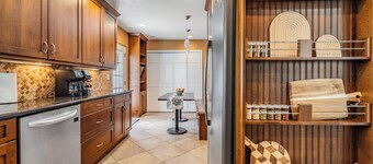 Heated pool, arcade, 6 TVs, 4-bedroom house with AC, WiFi in brilliant Tampa