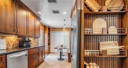 Heated pool, arcade, 6 TVs, 4-bedroom house with AC, WiFi in brilliant Tampa