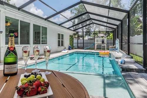Heated pool, arcade, 6 TVs, 4-bedroom house with AC, WiFi in brilliant Tampa