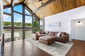 Casa, varias camas, patio (Cozy in a Cove) | Zona de estar | Televisión de pantalla plana de 42 pulgadas con canales digitales