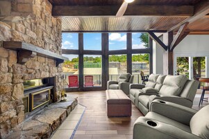 Casa, várias camas, varanda (Cozy in a Cove) | Área de estar | TV de tela plana 42 polegadas com canais digitais