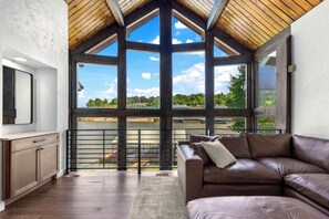 Ferienhaus, Mehrere Betten, Terrasse (Cozy in a Cove) | Wohnbereich | 42-Zoll-Flachbildfernseher mit Digitalempfang