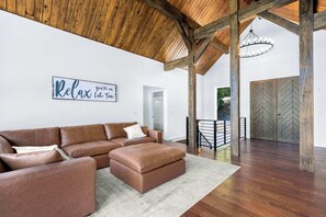 Casa, varias camas, patio (Cozy in a Cove) | Interior