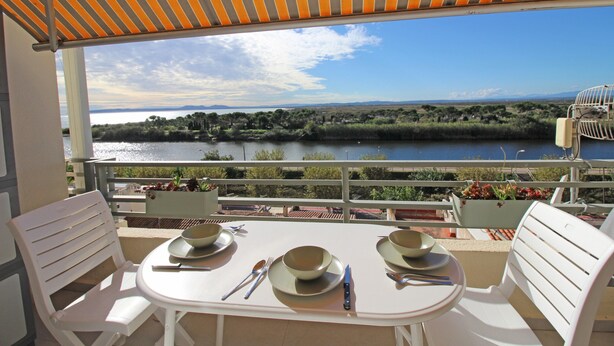 Apartment | Outdoor dining - Modern Apartment With River Views (Castello d'Empuries)