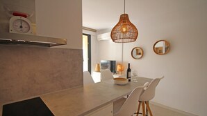 Apartment | Private kitchen - Modern Apartment With River Views (Castello d'Empuries)