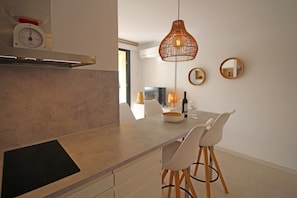 Apartment | Private kitchen - Modern Apartment With River Views (Castello d'Empuries)