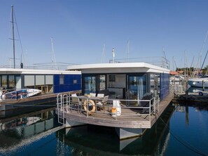 Mobile Home | Outdoor dining