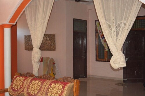Charming 3-bedroom bungalow with AC, fitness room in wonderful Gwalior