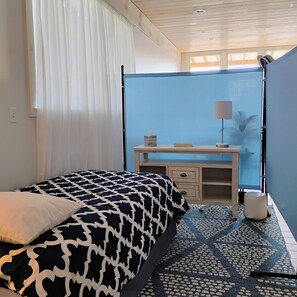 1 bedroom, bed sheets - In Town, walk to Lake Blue Ridge. Relax with Therapeutic Spa Treatments in room. (Morganton)