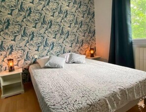 5 bedrooms, iron/ironing board, WiFi, bed sheets